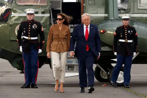 El presidente de Kevin Lamarque/Reuters, Donald Trump, y la Primera Dama Melania Trump caminan hacia la Fuerza Aérea One, cuando salen del aeropuerto Stansted de Londres, en Stansted, cerca de Londres, Gran Bretaña, el 18 de septiembre de 2025