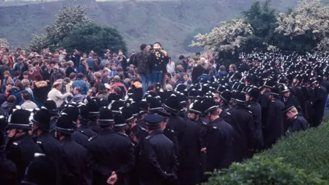 Pickets and police at Orgreave