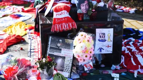 Getty Images Stoke City fans pay their tributes in memory of Gordon Banks