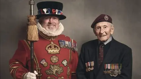 Glyn Dewis/ 3945 WW2 Portraits Project World War II Glider Pilot, Jim Hooper, who passed away in February 2021, can be seen standing next to the Chairman of Glider Pilot Regiment Society, Yeoman Warder, Scott Kelly