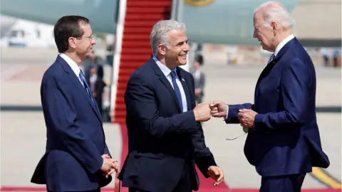 Reuters Joe Biden fist-bumps Israeli Prime Minister Yair Lapid (13/07/22)