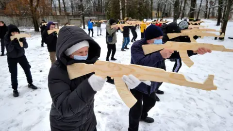 Getty Images Ukrainian civilians take part in military training in Kyiv