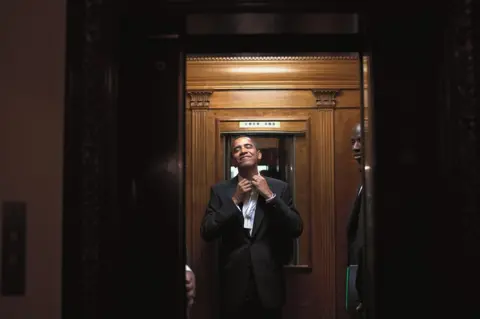 Pete Souza Obama ties his bowtie