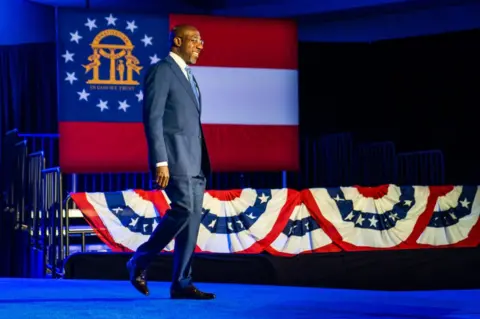 Getty Images Senador Raphael Warnock en el escenario