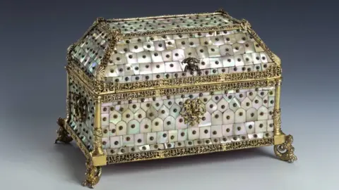 Gruenes-Gewoelbe A mother of pearl box