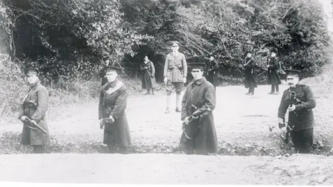 Getty Images/Bettmann NI police including Ulster Special Constabulary members guarding a border road (circa 1920s)