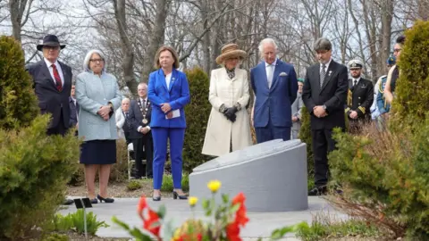 Getty Images The Prince of Wales and the Duchess of Cornwall observe a moment of silence to honour and remember the Indigenous children who attended residential schools in Labrador and Northern Newfoundland
