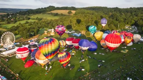 Aaron Sims (aaronpjsims)  Hot air balloons taking off from fiesta