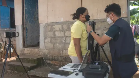 IDDS/Stop TB Partnership A woman in the Philippines being X-rayed for TB