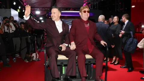 Getty Images David Furnish e Elton John comparecem à estreia de "Elton John: Nunca é tarde demais" durante o Festival Internacional de Cinema de Toronto de 2024 no Roy Thomson Hall em 06 de setembro de 2024 em Toronto, Ontário