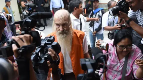 AFP Robert Andrew Fiddes Ellis (C) of Australia arrives at a court in Denpasar on Bali island on October 25, 2016. Ellis was sentenced to 15 years in prison for molesting Indonesian children on the popular tourist island of Bali.