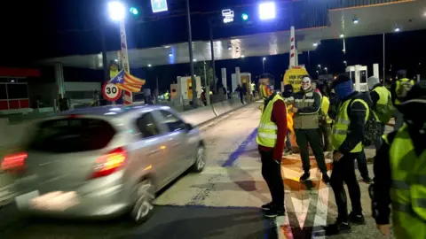 EPA CDR activists controlling toll barrier, 8 Dec 18