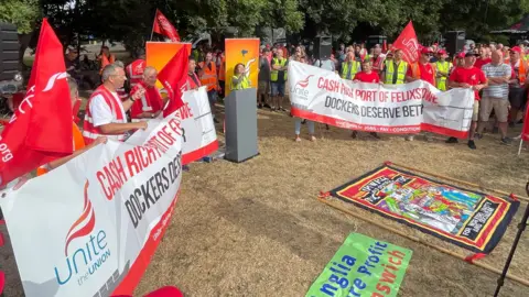 Jamie Niblock/BBC Felixstowe picket line