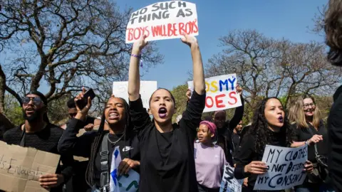 Guillem Sartorio/AFP Women protesting against violence against women