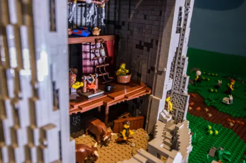 Arran Sinclair Lego broch