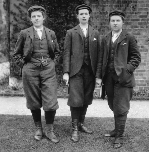Royal Botanic Gardens, Kew The first female gardeners