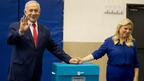 AFP Israeli Prime Minister Benjamin Netanyahu and his wife Sara vote in Jerusalem (9 April 2019)