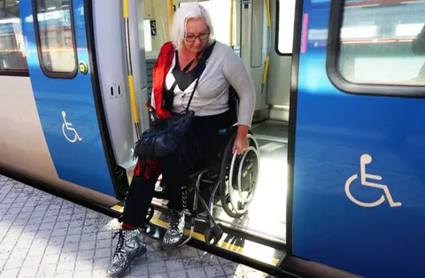 Jörgen Nahm, framkallat.se Carina Wellton exiting a train