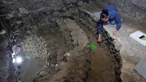 Aztec tower of human skulls uncovered in Mexico City - BBC News