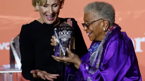 CHRISTOPHER PIKE/GETTY IMAGES Ellen Johnson Sirleaf (R) receives the award from chair of the 30/50 Summit Mika Brzezinski.