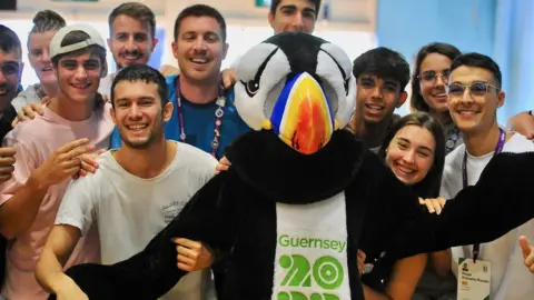 Guernsey2023 Jet the puffin with crowd