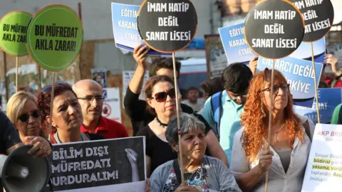 AFP Women protest against new curriculum, Ankara, 16 Sep 17