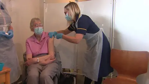 Kathleen Viney getting the vaccine