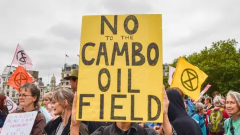 SOPA Images anti cambo placard