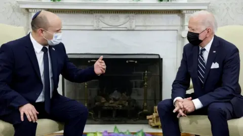 Reuters Israeli Prime Minister Naftali Bennett (L) talks to US President Joe Biden (R) at the White House (27 August 2021)