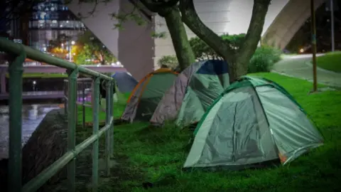 ABC News: Chris Gillett A number of tents spotted by the Brisbane River.