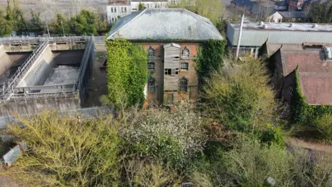 Sam Barker @skyscout_/Instagram Pumping station