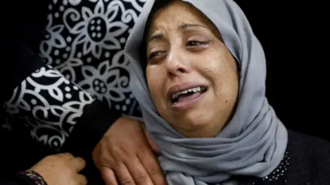 Reuters A woman reacts during the funeral of Palestinian Waseem Khalifa (18/08/22)