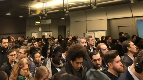 Twitter/@Bastonks Crowded Tube station