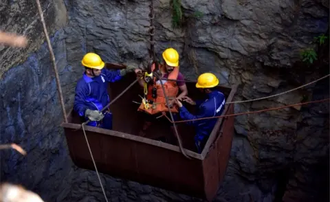 Reuters Divers use a pulley to enter the stricken coal mine on 29 December, 2018