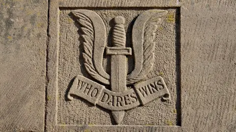 Alamy SAS crest and motto "Who dares wins"