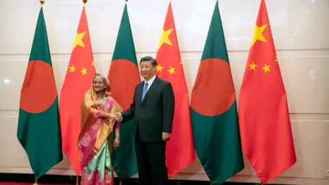 Pool Bangladesh's Prime Minister Sheikh Hasina shakes hands with Chinese President Xi Jinping as she arrives for a meeting at the Diaoyutai State Guesthouse on 5 July 2019 in Beijing, China
