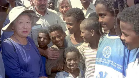 Getty Images Sadako Ogata visits 12 June 2000 a refugee camp near the eastern Sudanese town of Kassala