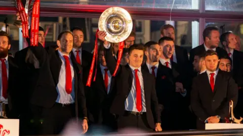 Getty Images Jonathan Davies holding Triple Crown trophy