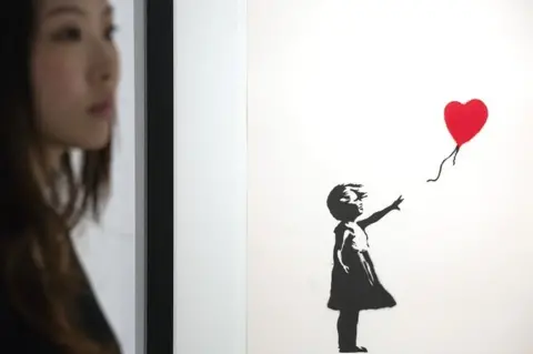 EPA-archief Afbeelding van Banksy's kunstwerk getiteld Girl with Balloons