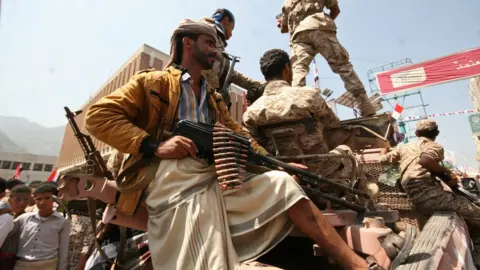 Reuters Pro-government forces take part in a military parade in the city of Taiz, Yemen (26 September 2017)