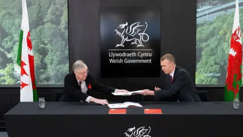 Matthew Horwood Mark Drakeford and Adam Price signing co-operation deal