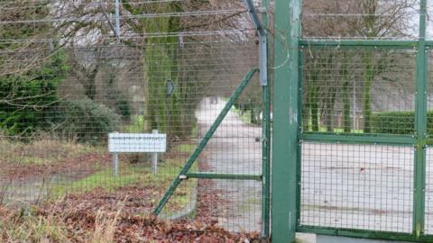 Ripon barracks homes plan narrowly approved - BBC News