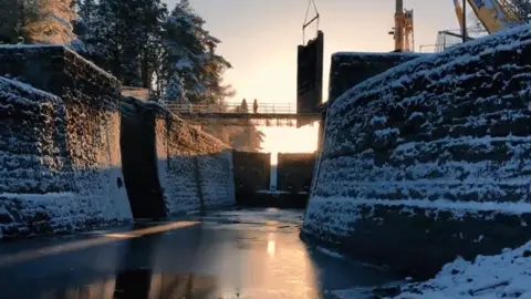 Scottish Canals Removal of a lock gate at Kytra