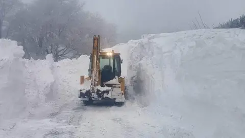 Twitter @DAFXF480 Digger clearing a huge snow drift