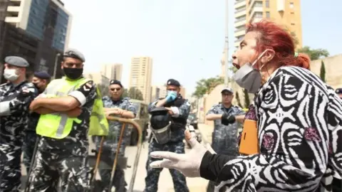 AFP Protester and security forces in Beirut (21/04/20)