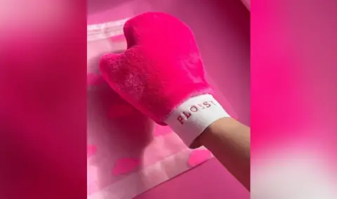 Chloe Eggerton Make-up removing glove