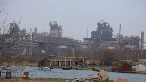 Anadolu Agency via Getty Images A view of the sea fishing port near Azovstal factory in Mariupol, Ukraine. Photo: 9 April 2022