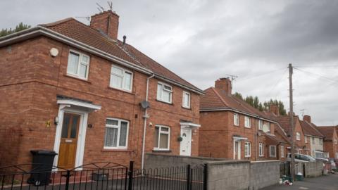 Social housing proposals 'to give tenants greater power' - BBC News