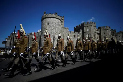 Clodagh Kilcoyne/REUTERS Military personnel take part in rehearsals for the wedding of Britain's Prince Harry and Meghan Markle in Windsor, Britain, 17 May 2018.