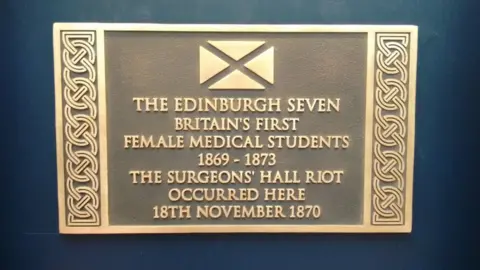 Spillerjzy (CC) Edinburgh Surgeon's Hall plaque